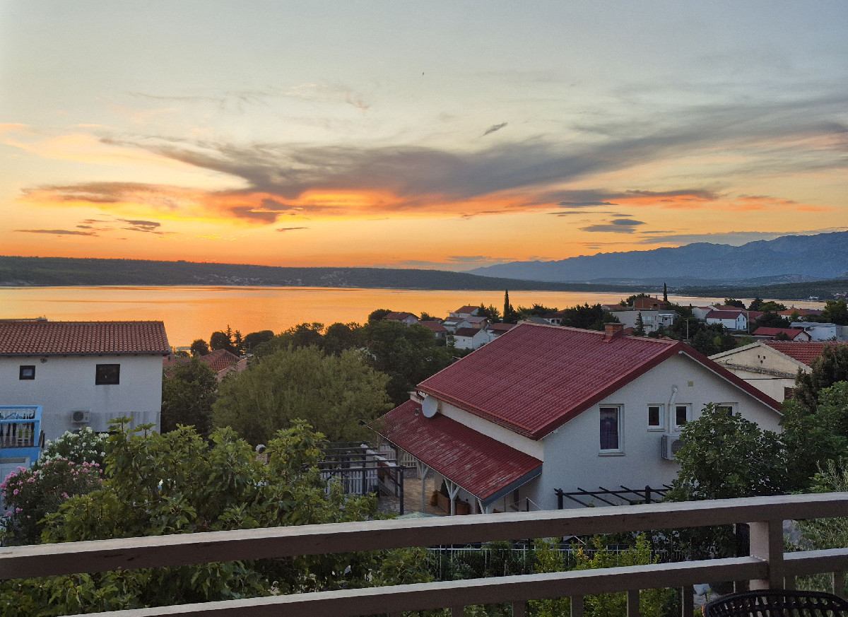 Első emelet 1.-es 4+2 fős két hálós nappalis Első emelet 1.-es 4+2 fős két hálós nappalis